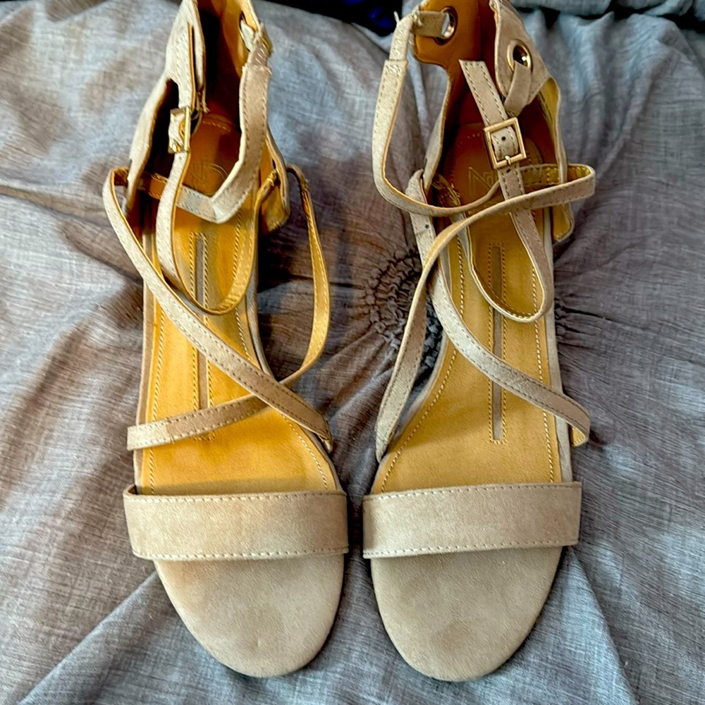 Cute faux suede ladies size 10, new directions sandals